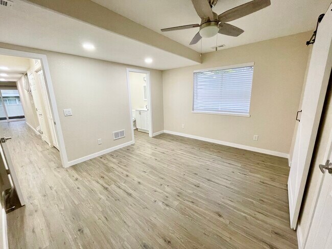 Master bedroom with private bath - 12838 Arezzo Cir