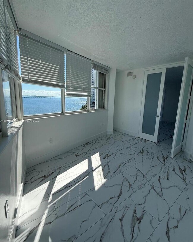 Building Photo - 905 Brickell Bay Dr