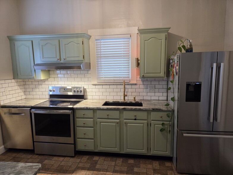 Kitchen - 905 E Holston Ave