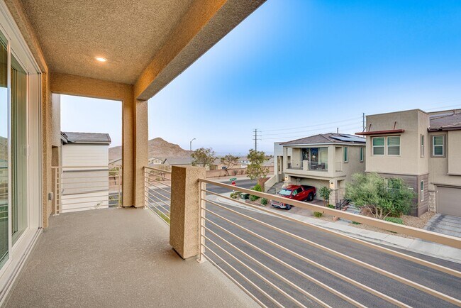 Building Photo - Like new, split-level, 3 bed, 2.5 bath, with bonus room & Strip views in West Las Vegas!
