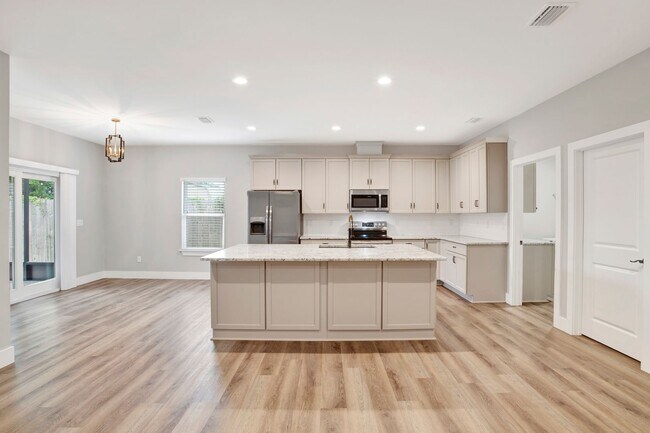 Building Photo - Spacious 2021 home close to beaches and shopping!