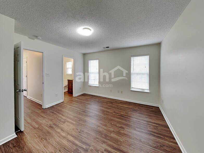 Building Photo - 14301 Blue Grass Dr