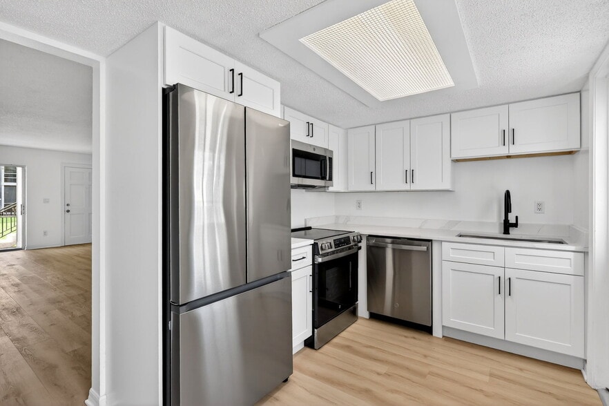 Building Photo - Plantation Apartments