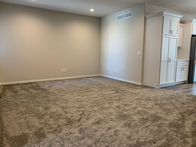 Building Photo - Spacious 2 bed/2.5 bath daylight Townhome in SE Lincoln