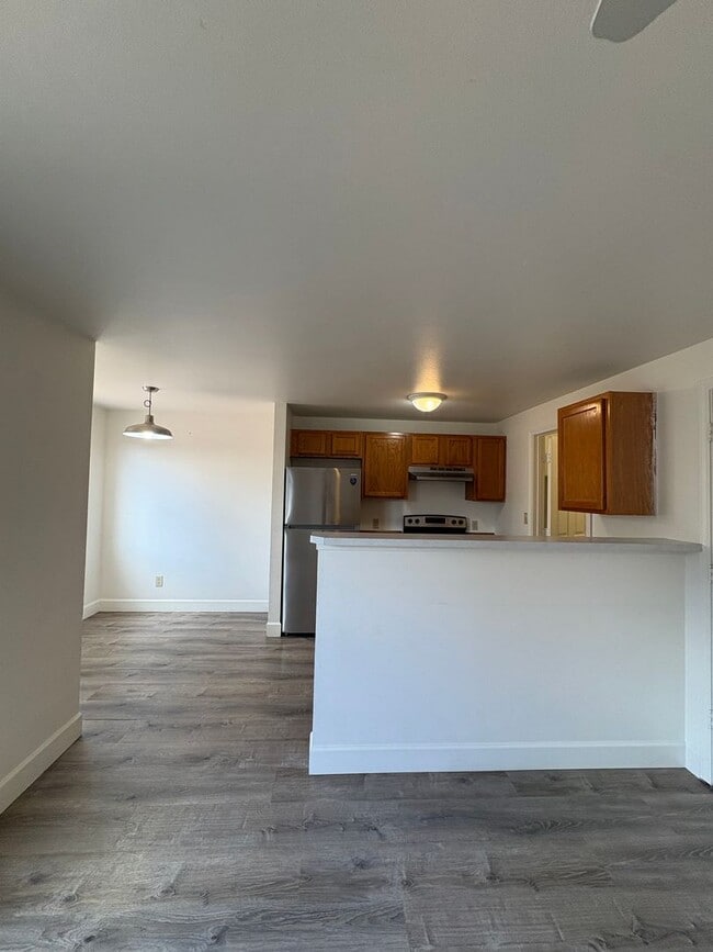 Building Photo - Cute newly remodeled townhouse