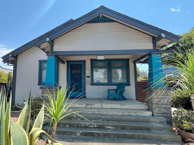 Primary Photo - Pristine 3 Bedroom Craftsman House in Belm...