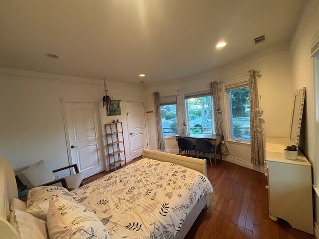 Building Photo - 596 Pettis Ave