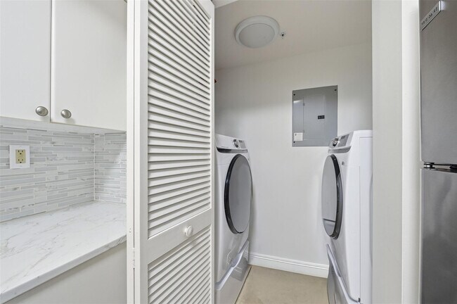 Building Photo - 3020 NE 32nd Ave