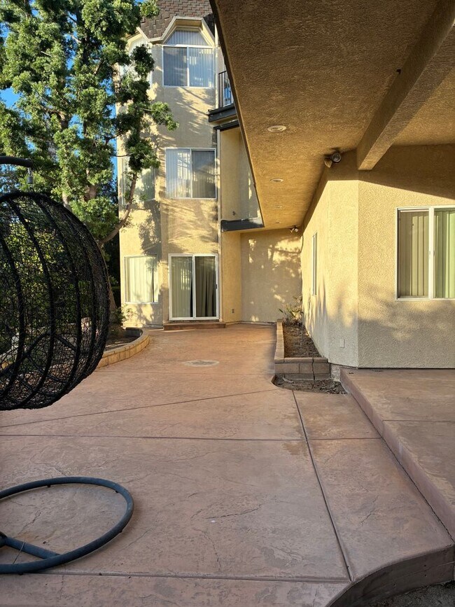 Building Photo - Spacious and Furnished 9 Bedroom House Near Cal State Fullerton