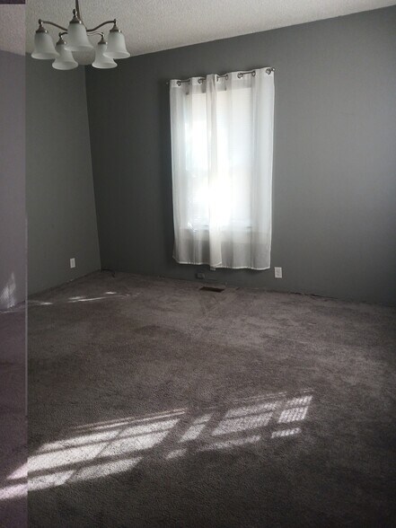 Building Photo - 323 Sortwell St