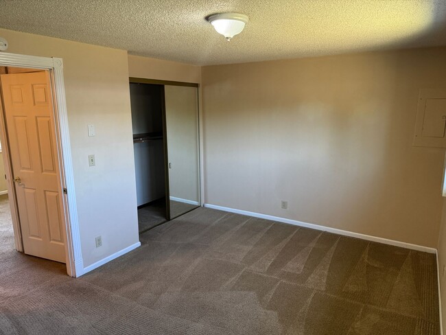 Building Photo - 2-bedroom/1 bathroom duplex with garage and shed!
