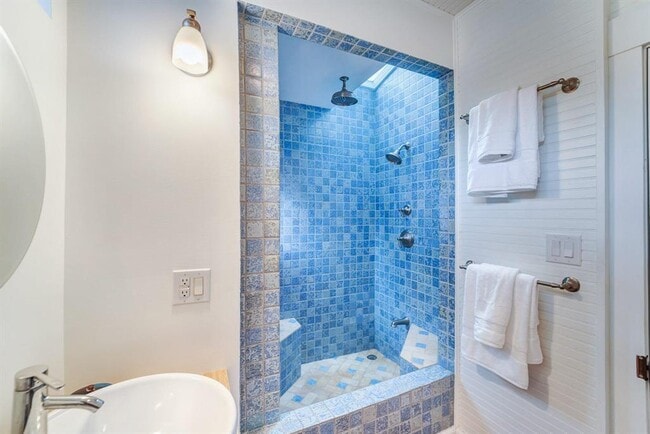 Building Photo - 501 W 41st St