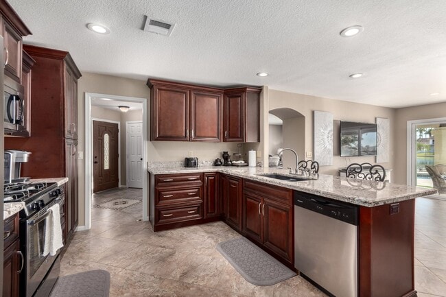 Building Photo - 4 bedroom Lakefront Property