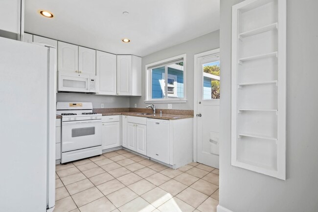 Building Photo - Pet Friendly 3Bd/2Ba Single-Family Home