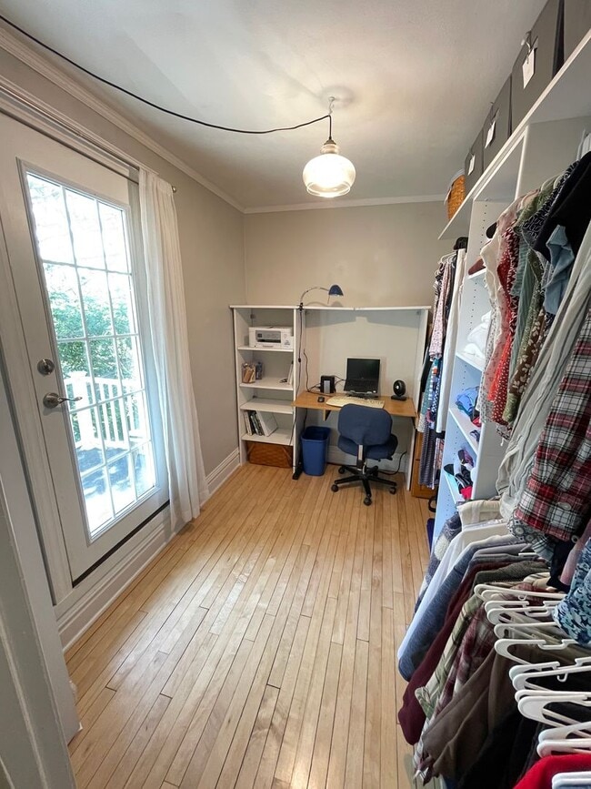 Building Photo - AVAILABLE AUGUST 1ST - Beautiful Single Fa...
