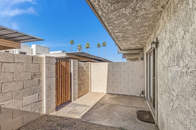 Building Photo - Remodeled 3/2 off Indian School & 43rd Ave