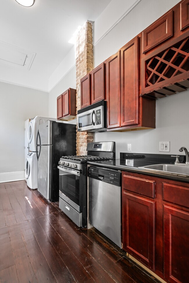 Building Photo - 1413 Burgundy St