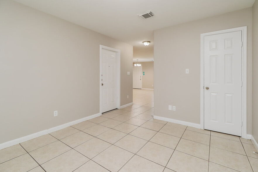 Building Photo - 4946 N Cancun Dr