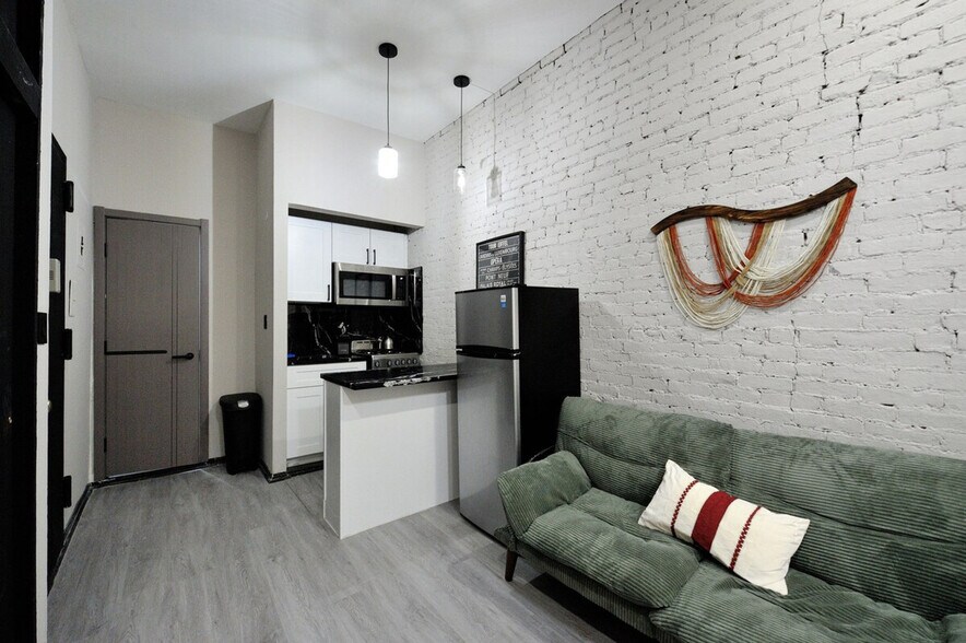 Building Photo - 309 W 43rd St