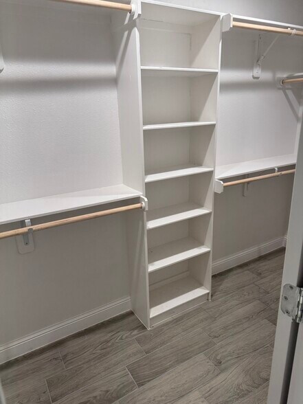 Building Photo - 2700 Country Club Dr