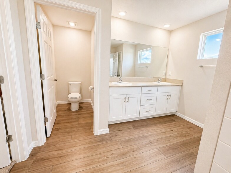 Building Photo - 1305 Current Pl