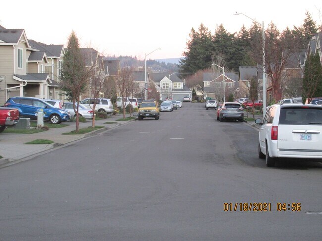 Building Photo - 4 Br 2.5 bth Plus Loft!  Large Rooms, 2 ca...