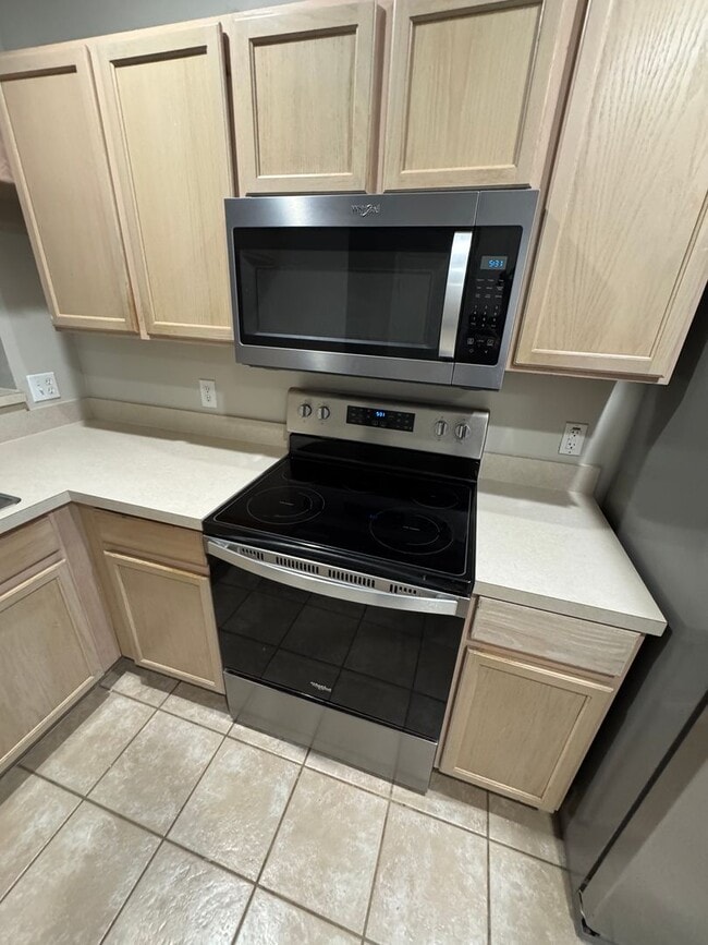 Building Photo - BEAUTIFUL 2BR/1.5BA TOWNHOUSE IN HAMPTON PARK