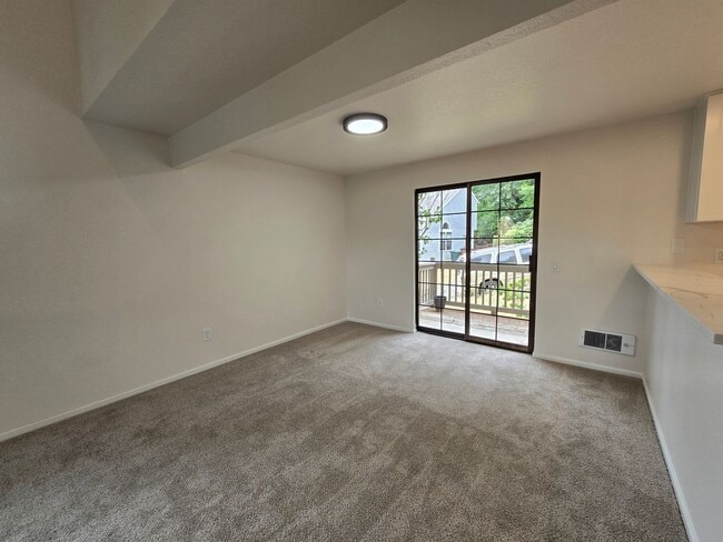 Building Photo - 2Bd/1.5Ba Kenmore Duplex