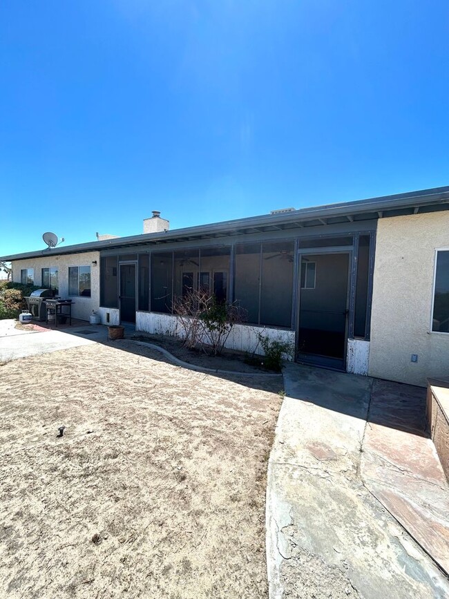 Building Photo - Serene 3 Bedroom 1.5 Bath with Pool and Solar