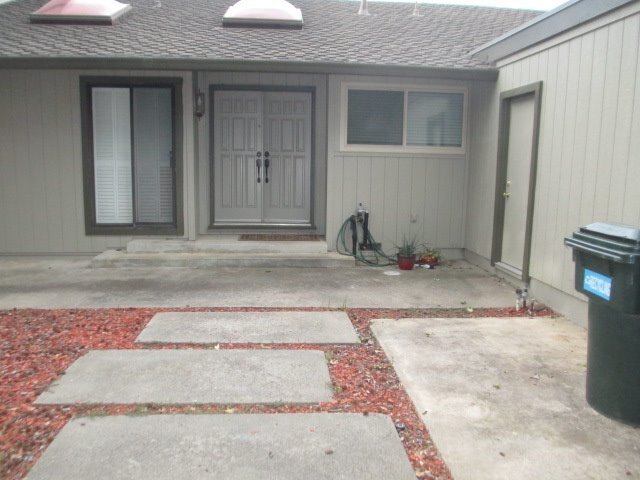 Building Photo - Home in The Bluffs overlooking American River