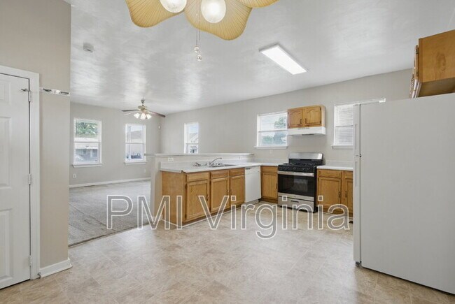 Building Photo - 1310 Hoover Ave