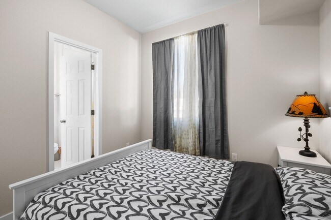 Building Photo - Great Location Woodland Park Townhome!