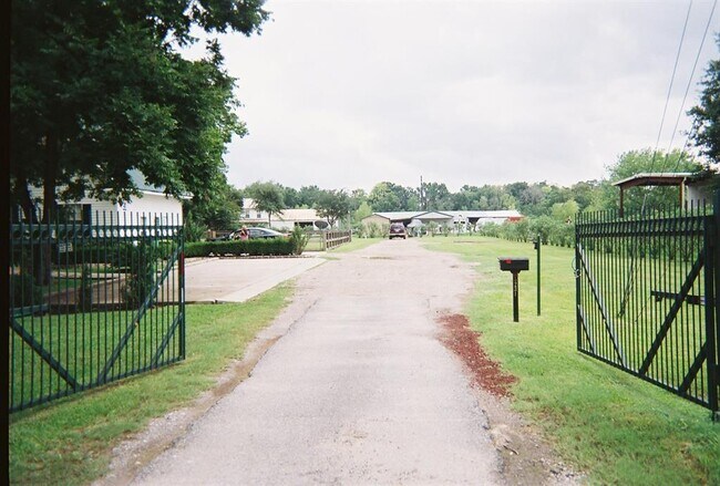 Building Photo - 5231 Spring Stuebner Rd