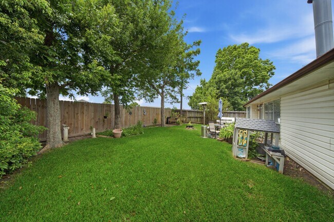 Building Photo - 411 Forest Hills Dr