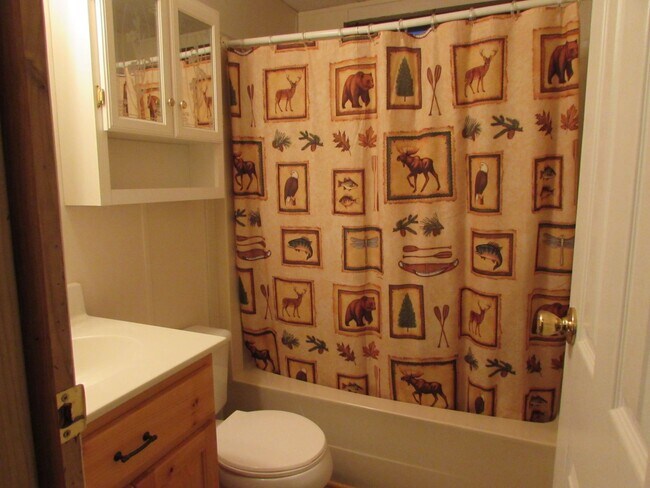 Building Photo - Charming 2 Bed/2.5 Bath - Approx 1 Acre of...