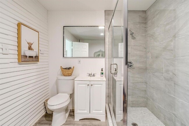 Building Photo - Charming 2-Bed, 2-Bath Gem with Granite Co...