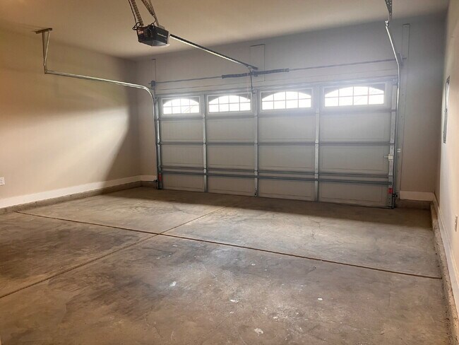 Building Photo - 14741 Greenleaf Dr