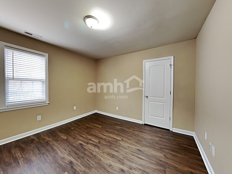 Building Photo - 4400 Oakshyre Way