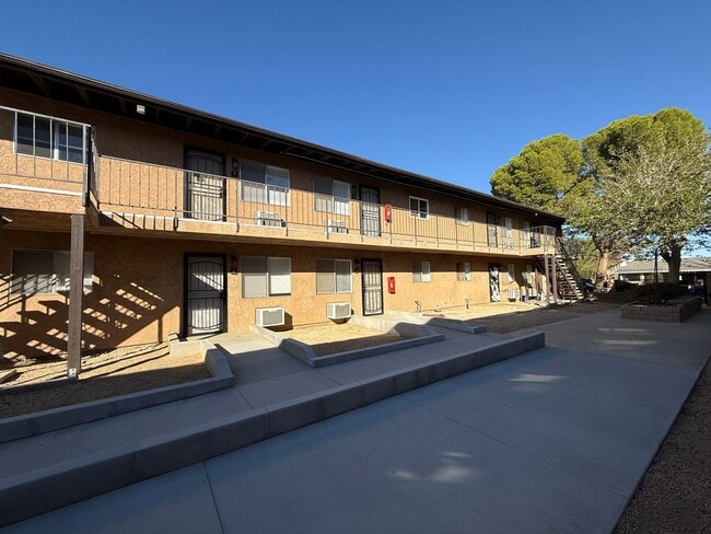 Building Photo - 524 E Ave Q-12