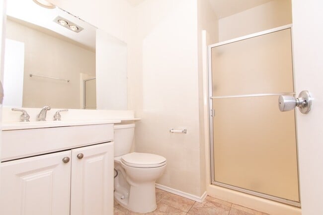 Building Photo - Private 2-bed/2-bath, Corner Location Cond...