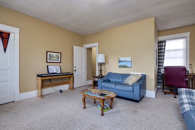 Building Photo - One bedroom downtown living with utilities included!