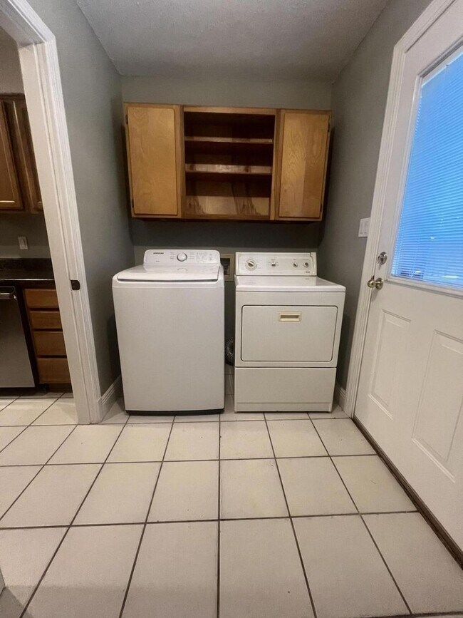 Building Photo - Cute 2 Bedroom 2 Bathroom Townhome For Rent!