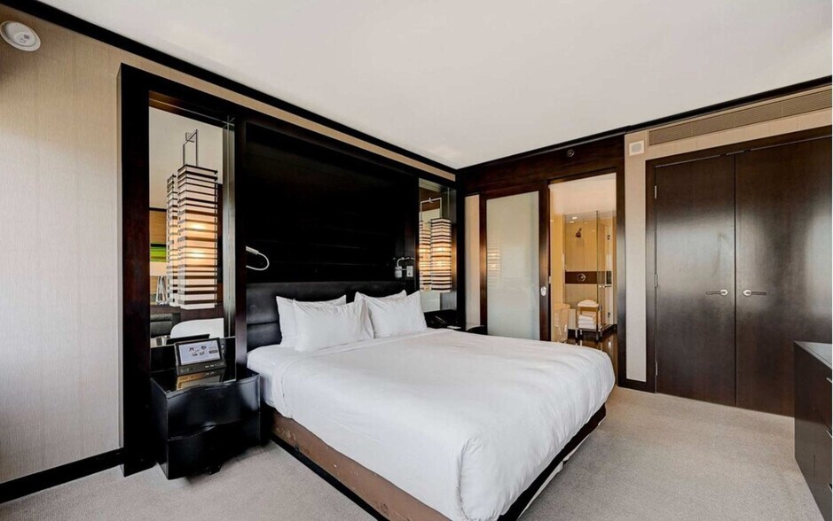 Building Photo - 2600 W Harmon Ave