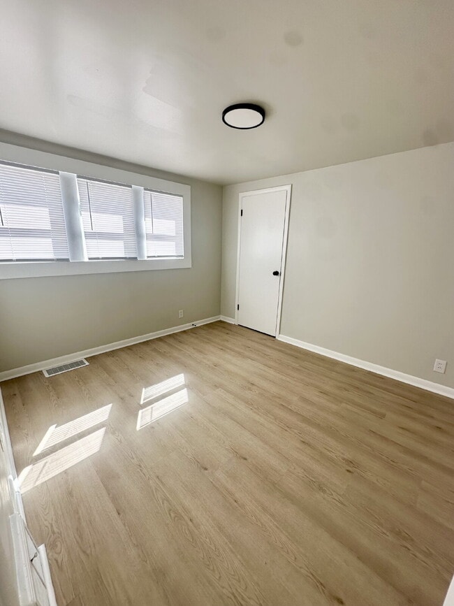 Building Photo - 716 E 17th St