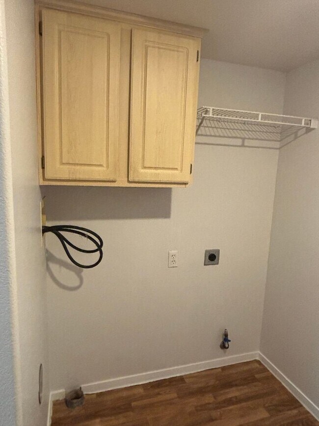 Building Photo - *GREAT TOWNHOME IN GATED "SILVERADO RANCH COMMUNITY!!"