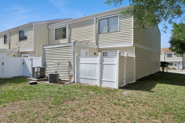 Building Photo - Beautifully Updated 2BR/1.5BA Altamonte Springs Townhome with Modern Finishes