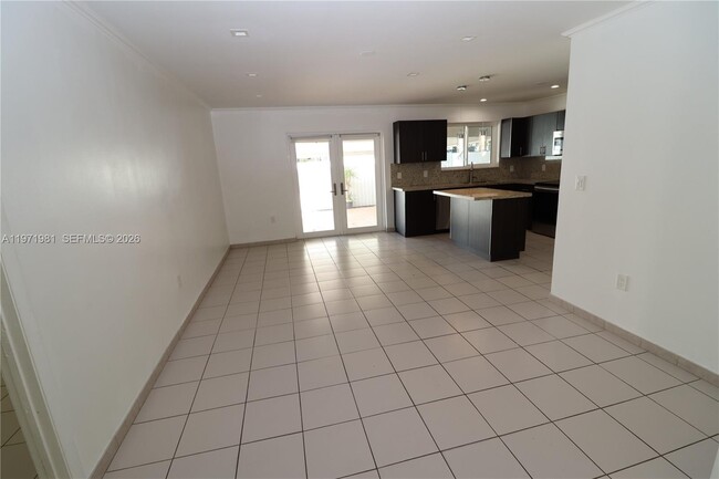 Building Photo - 230 SW 30th Ave