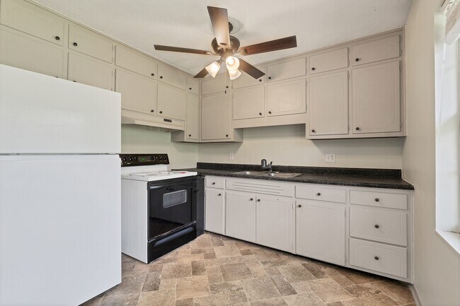 Building Photo - 8848 W Simpson Rd