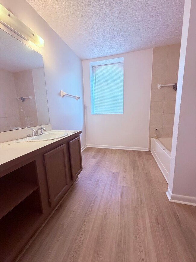 Building Photo - Charming updated & move in ready!