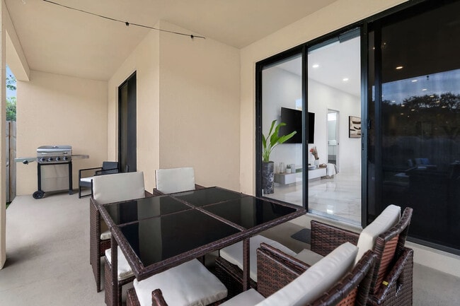 Building Photo - 826 SW 14th Ct